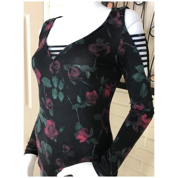 ROCK & Republic Cold Shoulder Top - Picture 2 of 6